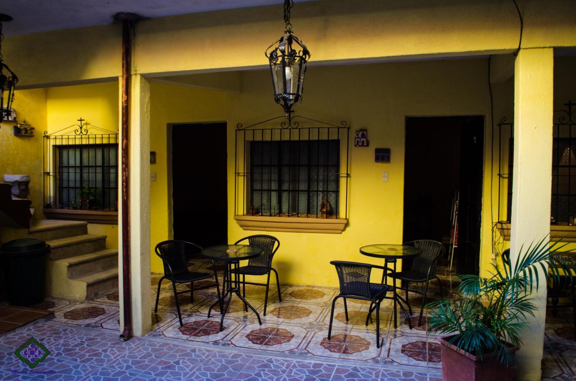 Maison Bougainvillea Hostal