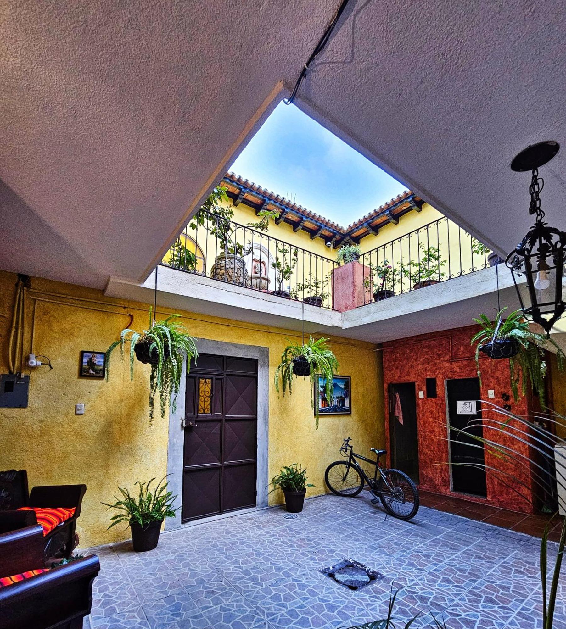 Maison Bougainvillea Hostal